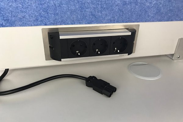 Wand mit Steckdose plus Anschlussschnur