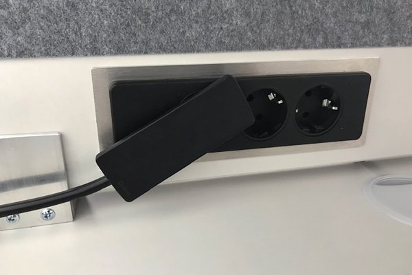Wand mit Steckdose plus Stecker schraeg