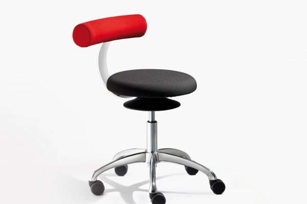 aogo-eg4a-schwarz-rot-34seitlich-2500x2500px